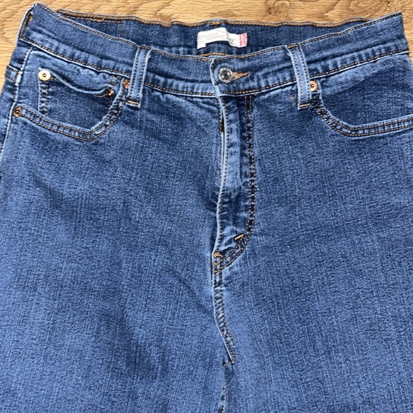Levi Strauss & Co. Women’s Jeans - Picture 2 of 9